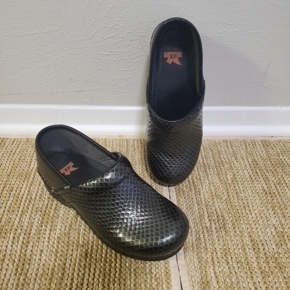 DANSKO Pro XP Snake Skin Print Leather Clogs - Picture 1 of 11